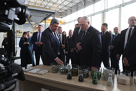 Лукашенко в Гродно посетил новое стекольное производство и пообещал помочь с 