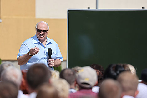 Лукашенко у школьной доски рассказал сельчанам о стратегии развития деревень и агрогородков