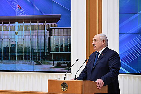 Лукашенко поручил разработать стратегию обеспечения белорусского животноводства концентрированными кормами