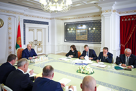 Неудобный график работы, скудный ассортимент, просрочка. Лукашенко потребовал решить типичные проблемы в торговле