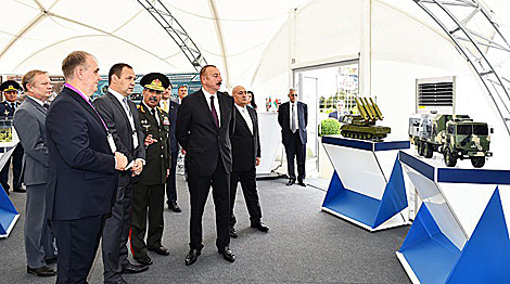 Алиев ознакомился с белорусской экспозицией на выставке оборонной промышленности в Баку