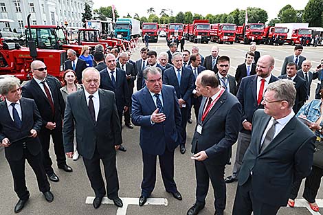 Президенту Таджикистана на МТЗ показали выставку белорусской техники