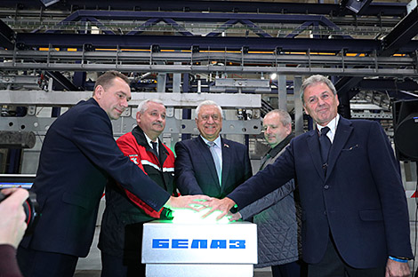 Новую линию подготовки и окраски деталей карьерной техники запустили на БелАЗе