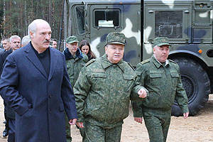 Лукашэнка: Беларусь у ваеннай сферы будзе і ў далейшым прытрымлівацца толькі абарончай стратэгіі
