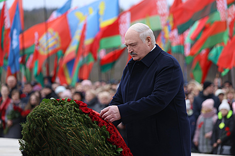 Лукашэнка: трагедыя Хатыні навечна выбіта ў камені і ў сэрцы беларускага народа