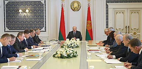 ВУП, экспарт, нафта і пастаўкі прадуктаў харчавання - Лукашэнка сабраў нараду па эканамічных пытаннях