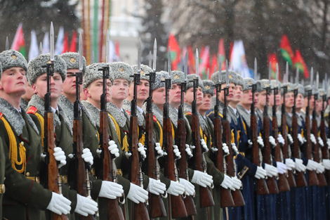 Урачыстая цырымонія ў гонар Дня абаронцаў Айчыны і 100-годдзя УС прайшла каля манумента Перамогі