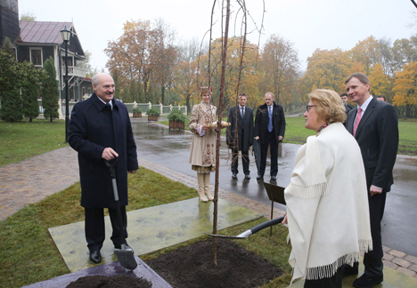 Лукашэнка прыняў удзел у пасадцы Дрэва міру і ўстойлівага развіцця ў гонар 70-годдзя ААН