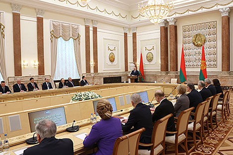 Лукашэнка: Канстытуцыя стала нашым арыенцірам, сапраўды народным дзяржаваўтваральным дакументам