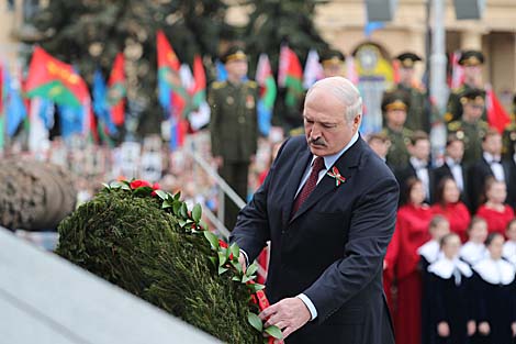 Лукашэнка: ратны подзвіг бацькаў, дзядоў і прадзедаў даў магчымасць дыхаць свабодай і гадаваць дзяцей