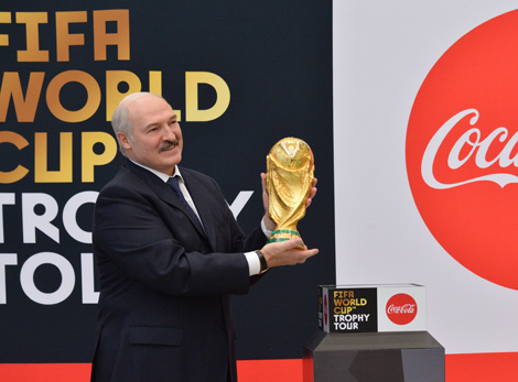 Кубак свету ФІФА на некалькі гадзін стаў экспанатам Палаца Незалежнасці