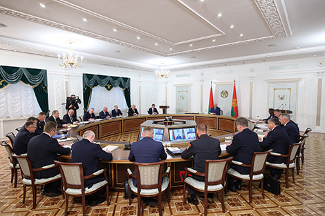 Тэхніка, кадры і надзейнасць сушыльнай гаспадаркі. Лукашэнка назваў галоўныя ўмовы поспеху ўборачнай