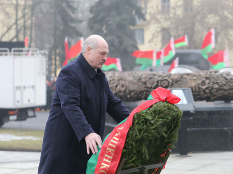 Лукашэнка ў Дзень абаронцаў Айчыны ўсклаў вянок да манумента Перамогі ў Мінску