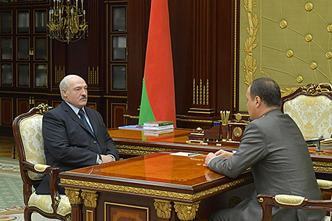 Лукашэнка прыняў з дакладам старшыню Дзяржкамваенпрама