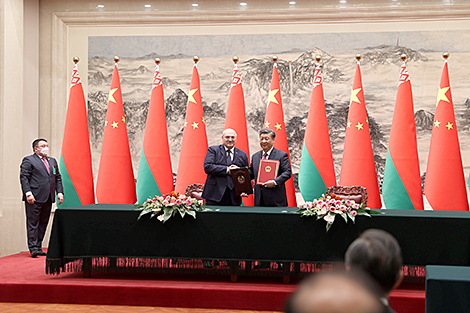 Лукашэнка і Сі Цзіньпін прынялі заяву аб асноўных прынцыпах развіцця ўзорных адносін усепагоднага і ўсебаковага стратэгічнага партнёрства