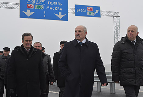 Як рашэнне Лукашэнкі захаваць цэментную прамысловасць стала залогам якасці беларускіх дарог