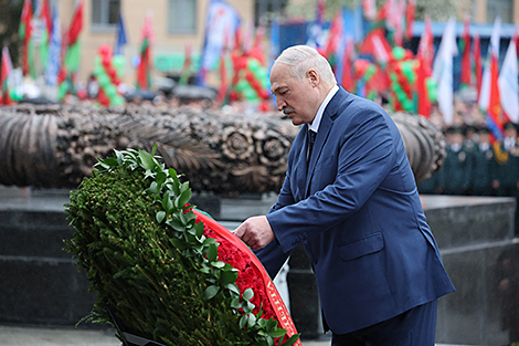 Лукашэнка ў Мінску ўсклаў вянок да манумента Перамогі