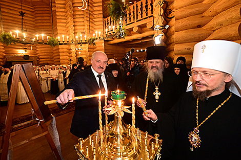 Лукашэнка запаліў калядную свечку ў храме Свята-Лісавецінскага манастыра