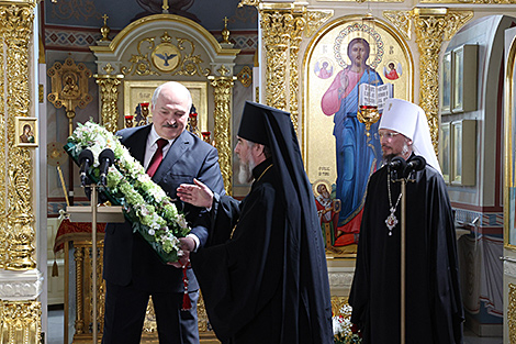 Лукашэнка перадаў у дар царкве ўзноўленую святыню - напрастольны Тураўскі крыж