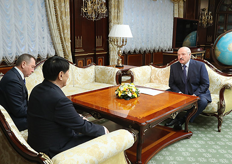 Лукашэнка правёў сустрэчу з паслом Казахстана Булегенавым