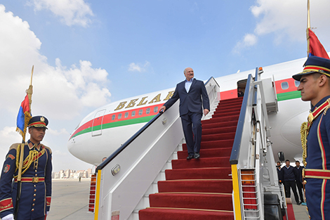 Лукашэнка прыляцеў з афіцыйным візітам у Каір