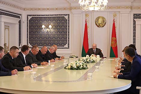 Лукашэнка даручыў забяспечыць своечасовую выплату і рост зарплаты ў рэгіёнах