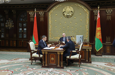 Лукашэнка аб стратэгіі для АПК: трэба хутчэй выходзіць на экспарт прадукцыі ў памеры $7 млрд