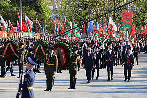 Лукашэнка ўсклаў вянок да манумента Перамогі ў Мінску