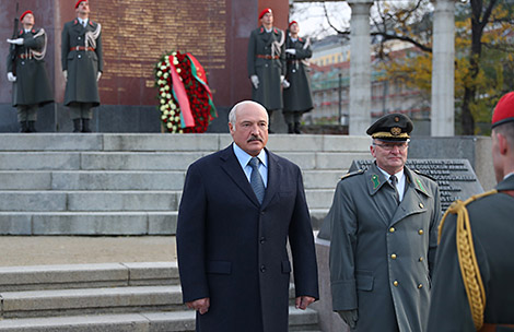 Лукашэнка пачаў візіт у Аўстрыю з ускладання вянка да помніка савецкім воінам-вызваліцелям