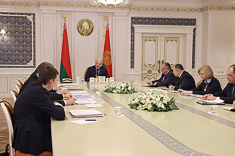 Лукашэнка: негатыўныя тэндэнцыі па экспарце ўдалося пераадолець, але супакойвацца нельга
