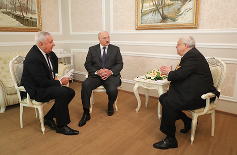Лукашэнка на палях кангрэса рускай прэсы сустрэўся з Ігнаценкам і Гусманам і даў інтэрв'ю ТАСС