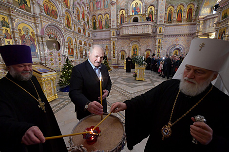 Лукашэнка запаліў калядную свечку ў Храме-помніку ў гонар Усіх Святых