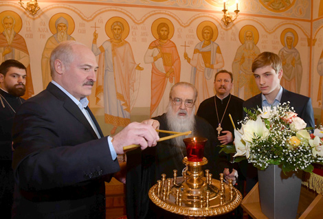 Лукашэнка ў свята Вялікадня сустрэўся з мітрапалітам Філарэтам і запаліў свечку