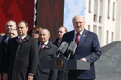 Лукашэнка: пакуль наша пакаленне жывое, Беларусь заўсёды будзе стаяць намертва