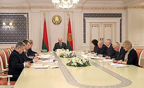 Новая рэдакцыя закона аб дзяржслужбе разгледжана на нарадзе ў Лукашэнкі