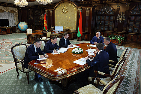 Лукашэнка прыняў даклад Нацбанка, выступіўшы за здаровую канкурэнцыю ў вырашэнні важных для краіны пытанняў