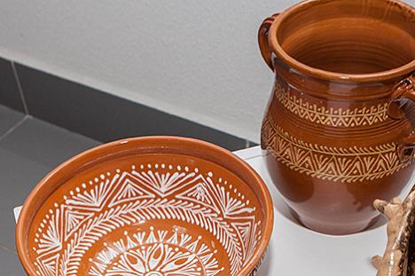 Посуд з розных відаў керамікі і стылізаваныя гліняныя цацкі прадставілі на выставе ў Мінску