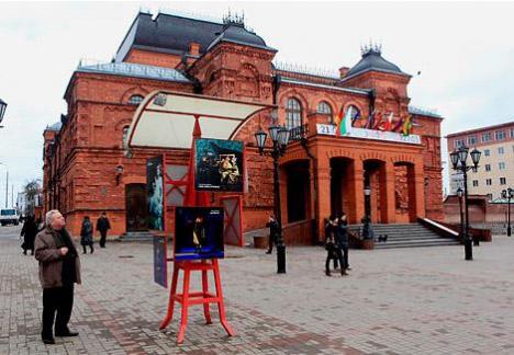 Вулічны перформанс, чырвоная дарожка і лепшы спектакль драмы: у Магілёве стартуе 