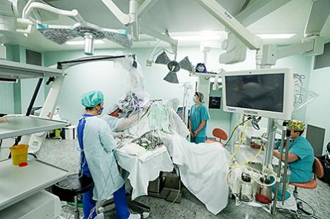 Беларускія медыкі правялі звышскладаную аперацыю ў пацыента з пухлінай унутры спіннога мозгу