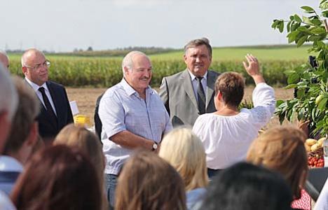 Прэзідэнту Беларусі падарылі лімоннае дрэўца