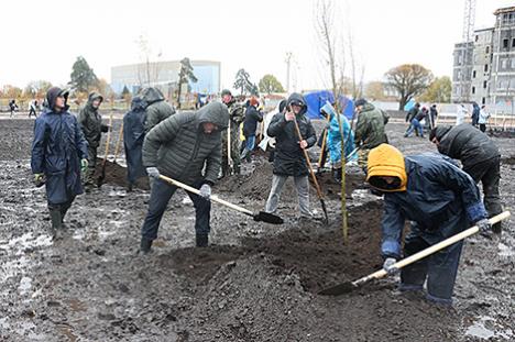 Ліпы, таполі, дубы высадзілі на тэрыторыі парку Народнага адзінства ў Мінску