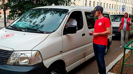 Чырвоны Крыж збірае і перадае гуманітарныя наборы людзям у ізалятарах