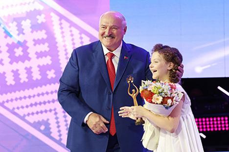 Лукашэнка ўручыў Гран-пры дзіцячага музычнага конкурсу беларусцы Амаліі Сухан