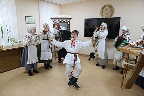 Чароўнасць папяровых карункаў. Першы абласны пленэр па выцінанцы праходзіць у Гомелі