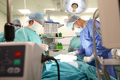 Унікальную аперацыю дзіцяці з прыроджанай паталогіяй пазваночніка правялі ў Мінску