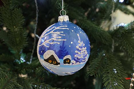 Вяртэп пад баабабамі і ёлка з Афганістана. Выставу навагодніх цацак адкрылі ў Мінску