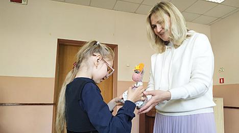 Казка для сляпых дзяцей: у Мінску прэзентавалі тактыльную кнігу Алены Масла