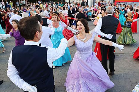 Сукенкі з крыналінам для дам і парадны выгляд кавалераў. Агульнагарадскі баль пройдзе ў Гомелі 12 жніўня