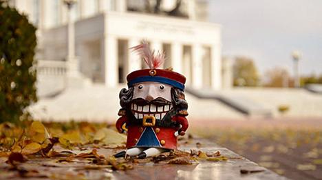 Сямейны конкурс навагодняй цацкі аб'явілі ў Вялікім тэатры