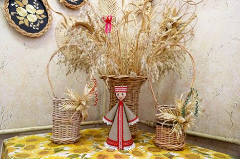 Касцюм паненкі і лялькі-абярэгі: у Віцебску адкрыецца выстаўка вырабаў народных майстроў Дзісны